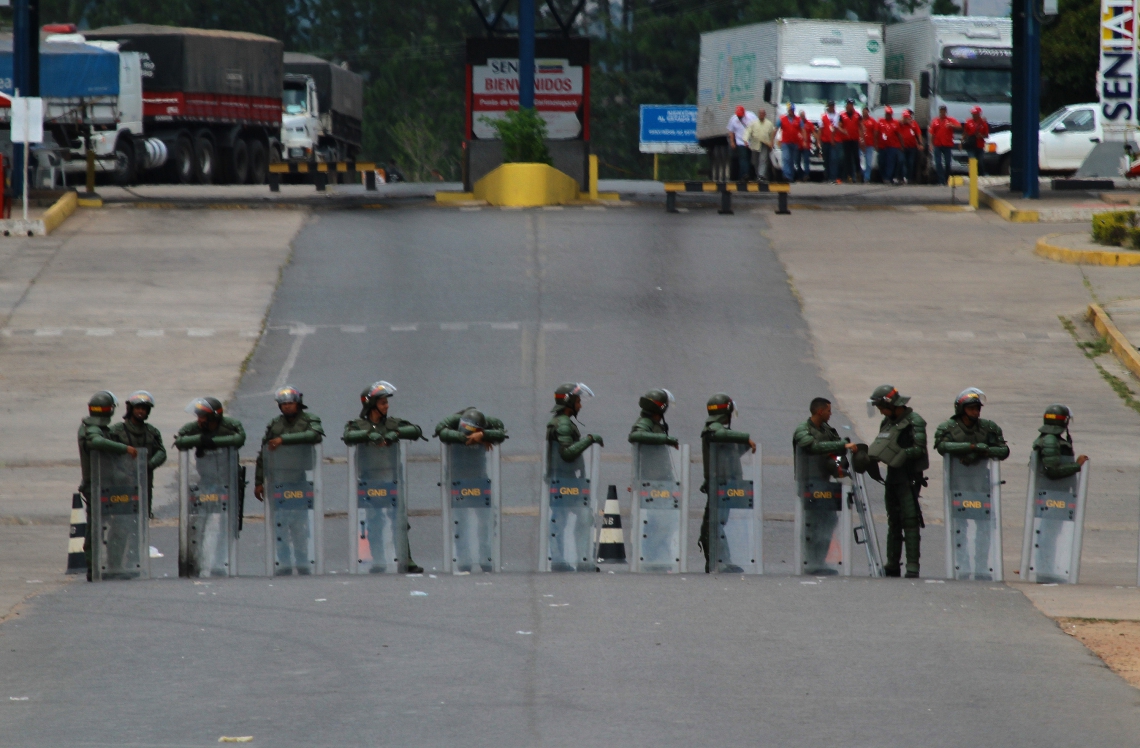 Guarda Nacional Venezuelana bloqueia a fronteira da Venezuela com o Brasil na cidade de Pacaraima (RR), nesta sexta-feira (22). Os venezuelanos que estavam no Brasil nÃ£o conseguem voltar para a Venezuela e estÃ£o contornando pelas montanhas o bloqueio da guarda nacional venezuelana que mantÃ©m fronteira fechada apÃ³s a ordem do presidente Nicolas Maduro. (Foto: EDMAR BARROS/AE)