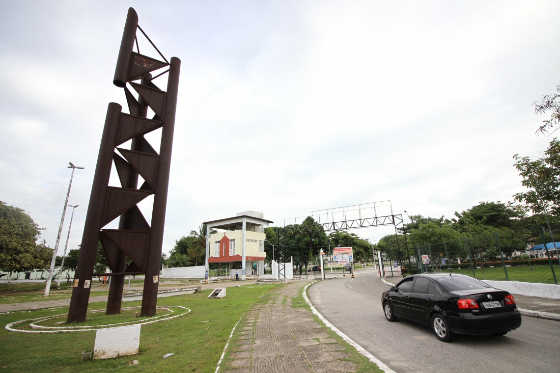 FORTALEZA, CE, BRASIL, 21-02-2017: Fachada e entrada da Uece. Árvore solar gera energia para abastecer as baterias de bicicletas elétricas, no Campus da Universidade Estadual do Ceará (Uece), no Itaperi. (Foto: Mateus Dantas/O POVO) (Foto: MATEUS DANTAS 21-02-2017)