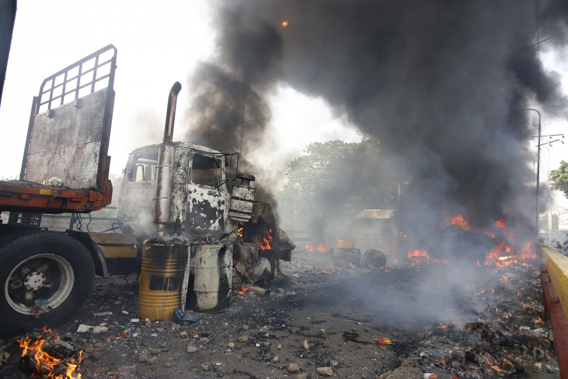  Caminhões são queimados na fronteira com a Colômbia
 (Foto: Schneyder Mendoza / AFP)