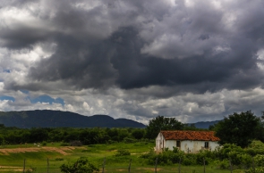 Fortaleza, CE, Brasil, 18-03-2018: Nuvens pesadas anunciam chuva na cidade de Icó no Ceará. 