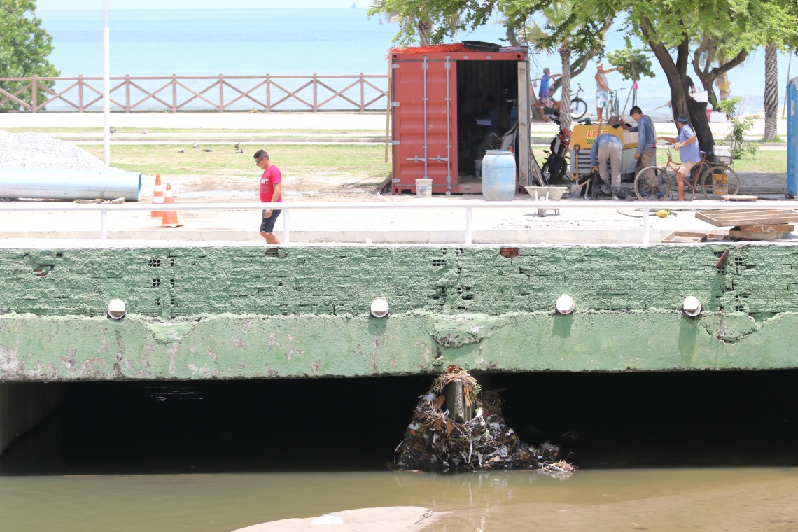 FORTALEZA, CE, BRASIL, 25.02.2019: Obras na Av. Beira-mar expõe esgoto e provoca mal cheiro.  (Fotos: Fábio Lima/O POVO) (Foto: FABIO LIMA)