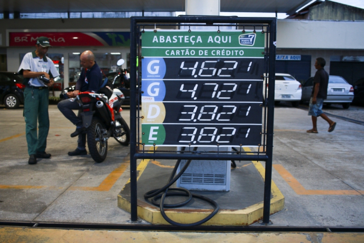 Posto na Alberto Craveiro cobra R$ 4,62 no cart&atilde;o de cr&eacute;dito. (Foto: Tatiana Fortes/O POVO)
