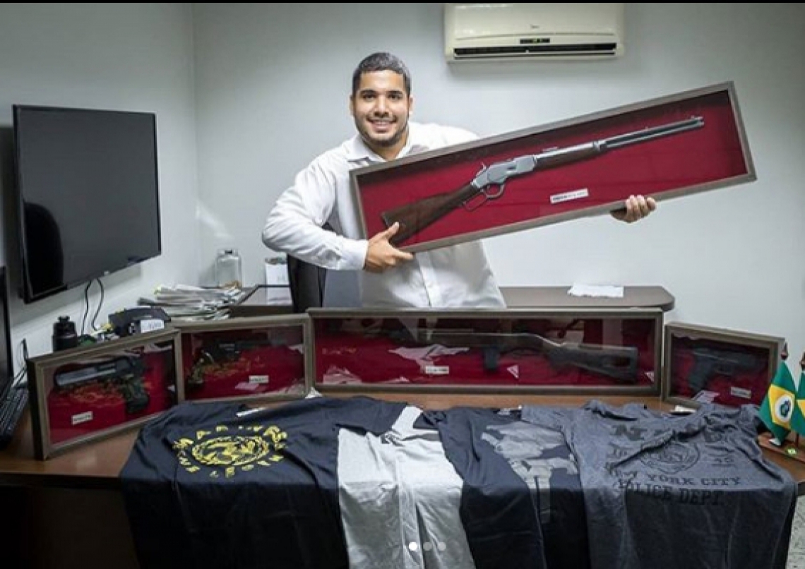 ￼DEPUTADO ESTADUAL André Fernandes (PSL) vai decorar seu gabinete com réplicas de armas que ganhou de presente (Foto: REPRODUÇÃO INSTAGRAM)