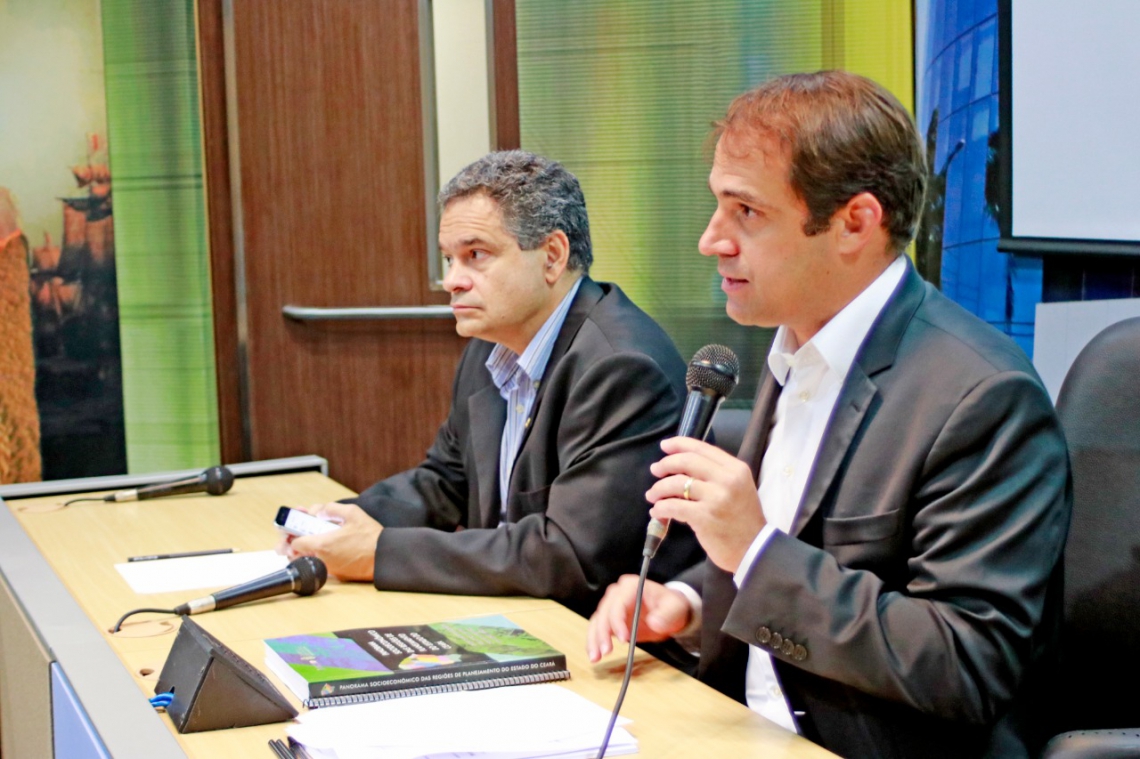 Salmito Filho expondo a proposta de criação da comissão ao lado de Paulo Henrique Lustosa (Foto: ddd)