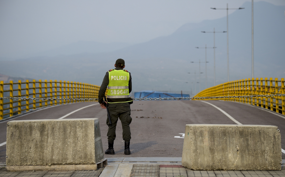 Colombian police stand nex to a stage for a concert organized by British billionaire Richard Branson to raise money for the Venezuelan relief effort in Cucuta, Colombia, on February 21, 2019 at the Tienditas International Bridge which has been blocked with containers by loyalists of Venezuelan President Maduro to prevent access to the country. - Branson is organizing a big concert to raise 100 million dollars in humanitarian aid for Venezuela and pressure the government to let the aid into the country. (Photo by Raul ARBOLEDA / AFP) (Foto: Raul ARBOLEDA /afp)