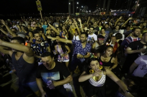 As Travestidas anima o público no pré carnaval de Fortaleza. (Foto: Mateus Dantas / O Povo)
