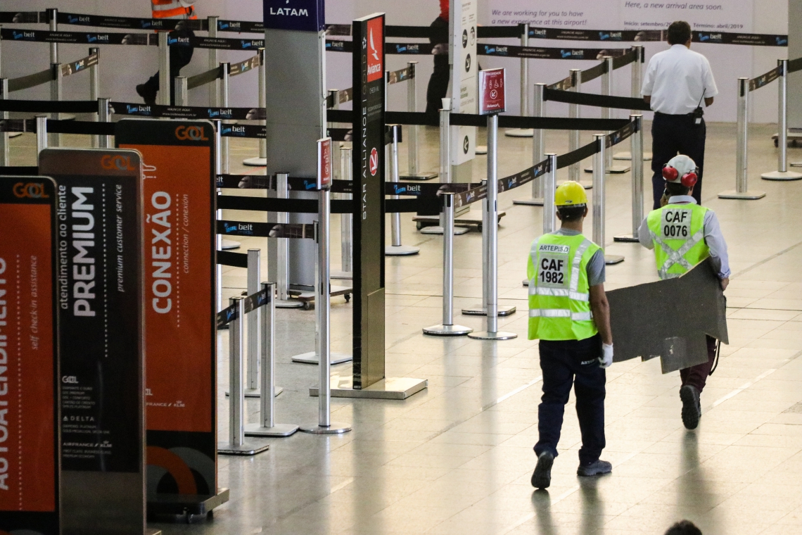 ￼TAPUMES, sons de máquinas e operários podem ser observados no Aeroporto (Foto: CAMILA DE ALMEIDA)
