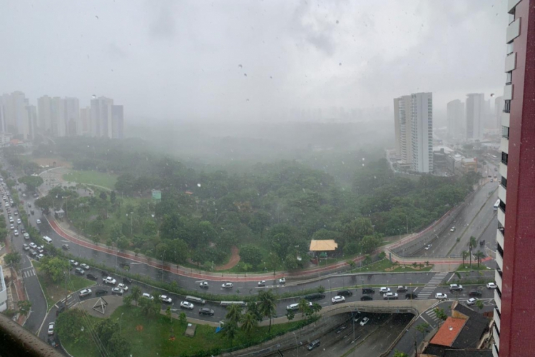 Esta quinta-feira, 28, come&ccedil;ou com chuva em Fortaleza (Foto: Antenor Naspolini / Especial para O POVO Online)