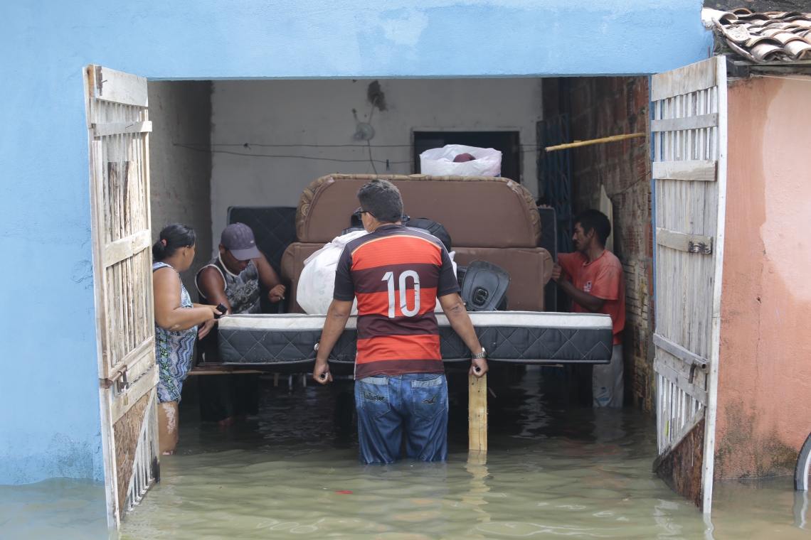 Famílias perdem móveis após inundação e são alojadas em equipamentos da Rede CUCA. (Foto: Aurélio Alves / O POVO)