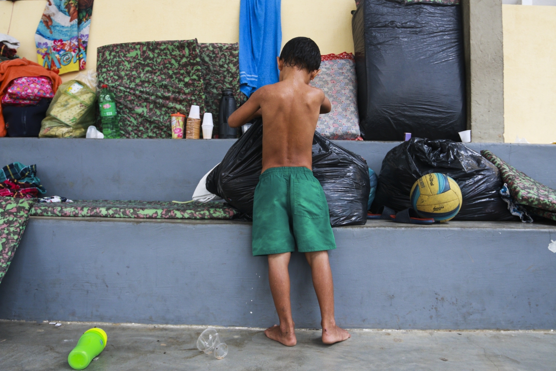 FORTALEZA,CE,BRASIL,28.02.2019: Cerca de 26 familias que ficaram desabrigadas com a chuva, estão ocupando o ginásio do Cuca Jangurussu. (fotos: Tatiana Fortes/ O POVO)