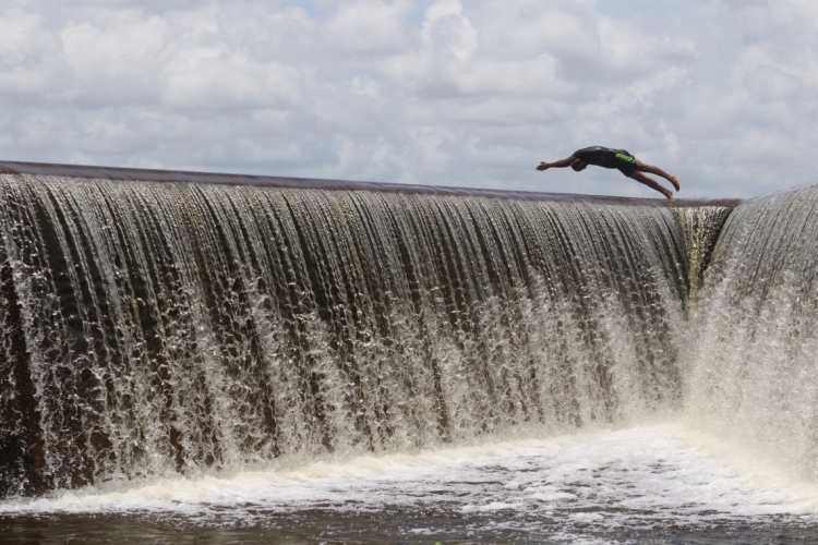 OCARA, CE, BRASIL, 28.02.2019: Açude Batente sangra em Ocara.  (Fotos: Fábio Lima/O POVO)(foto: FABIO LIMA)