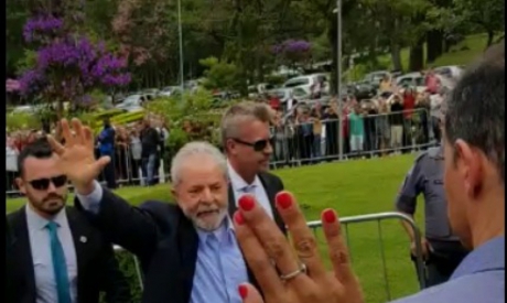 O ex-presidente Lula chega ao local do velório.