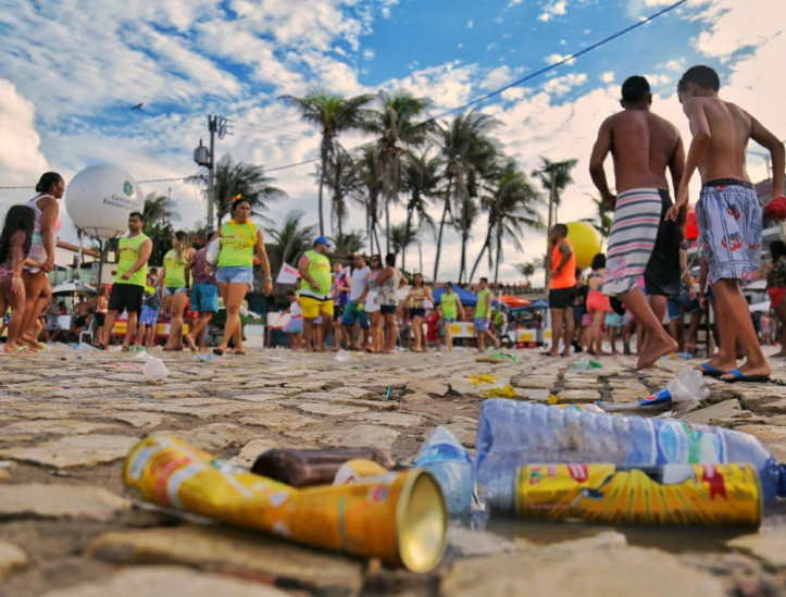 Foto de apoio ilustrativo. "Lol&oacute;" &eacute; um inalante; garrafas de pl&aacute;stico devem ser evitadas, pois h&aacute; risco de ingerir micro-pl&aacute;sticos no processo