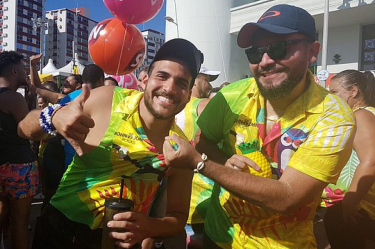 Tácio (à esquerda) foi ao bloco para acompanhar o namorado, André (Foto: Thais Borges/CORREIO) Tácio (à esquerda) foi ao bloco para acompanhar o namorado, André (Foto: Thais Borges/CORREIO)