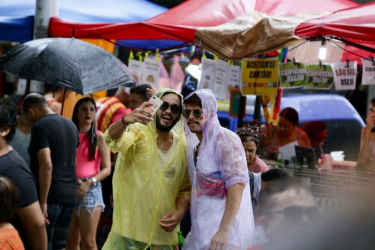 Foliões aproveitam a festa na praça João Gentil, no Benfica. (Foto: Marília Camelo/O POVO)