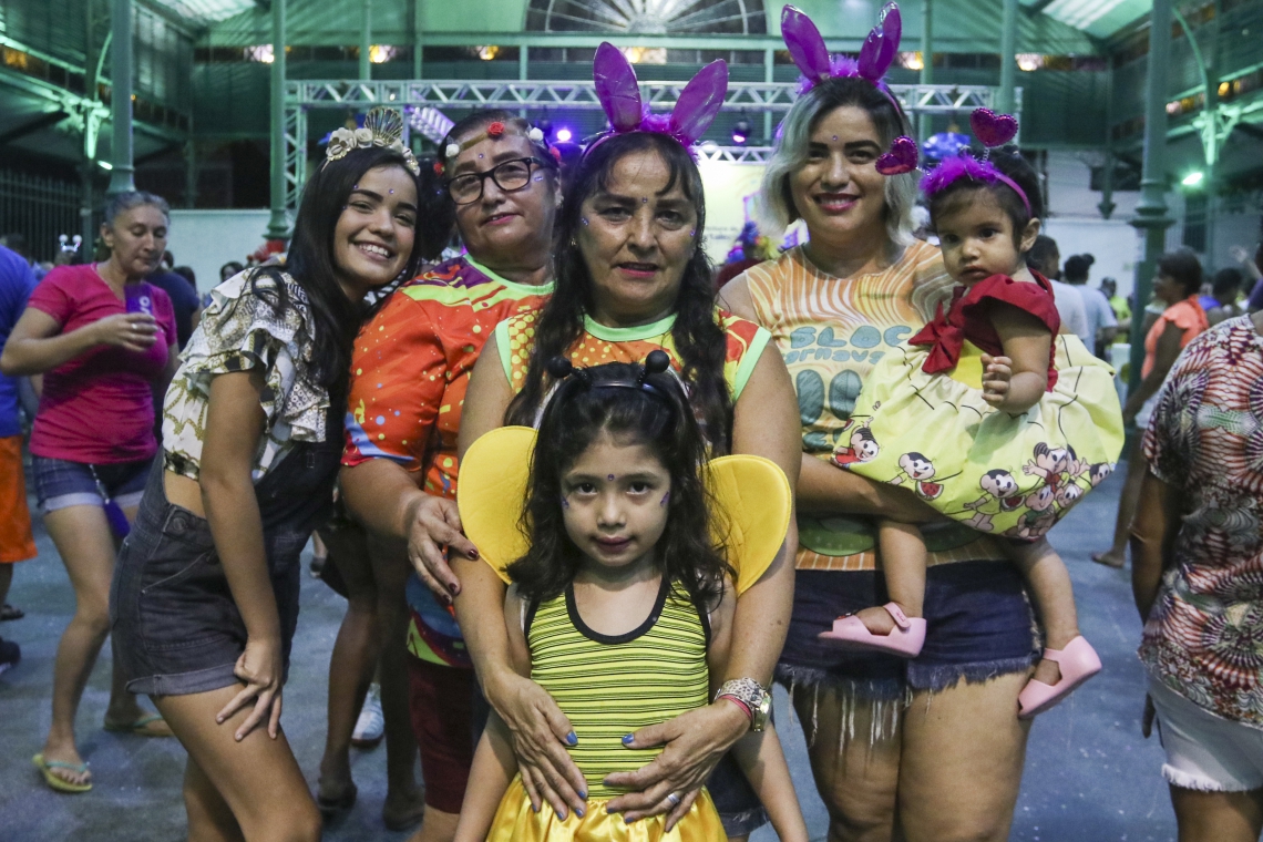 Ana Célia Queiroz, 39, Ana Luíza 1, Rebeca Rocha, 13, Crivelia Queiroz, 59,  Ana Maria Queiroz, 56, curtindo o carnaval no mercado da Aerolândia