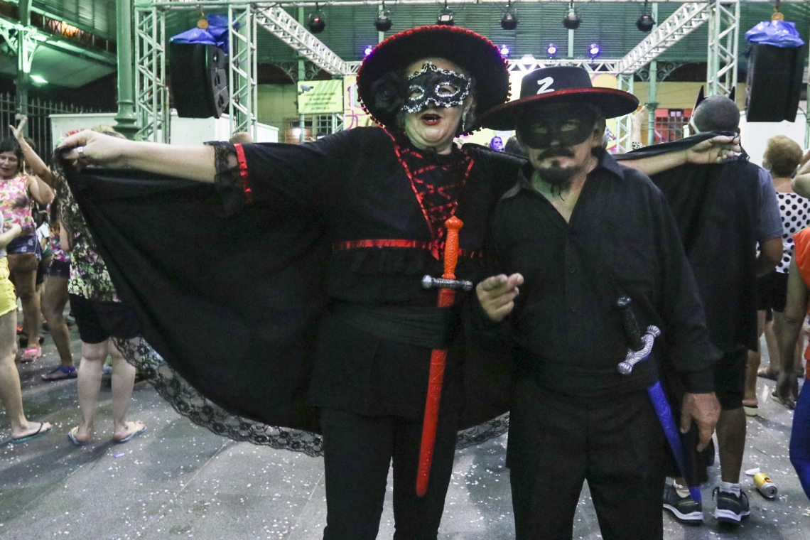 Zilu da Silva, 56, e o marido Diogo da Silva, 67, curtindo o carnaval no mercado da Aerolândia 