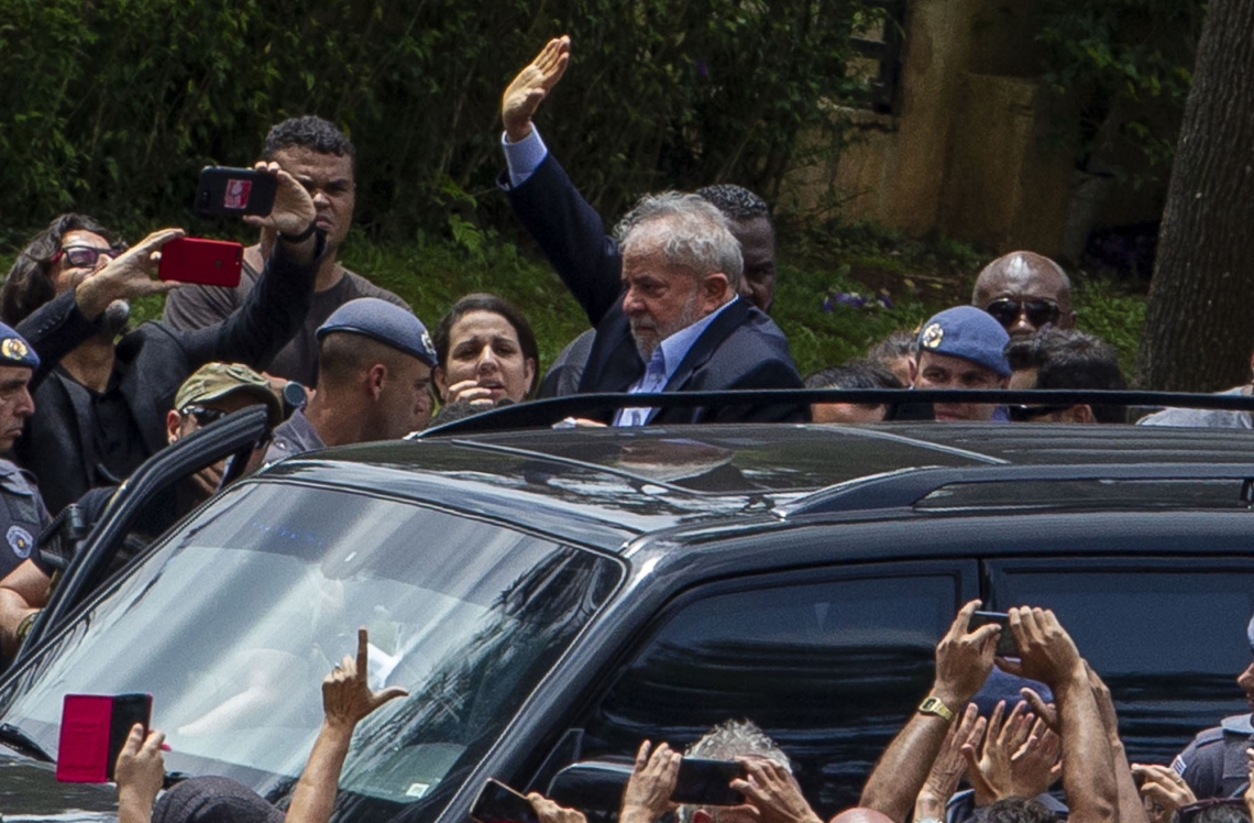 Lula em sua última aparição pública, ao ser autorizado a sair para ir ao velório do neto