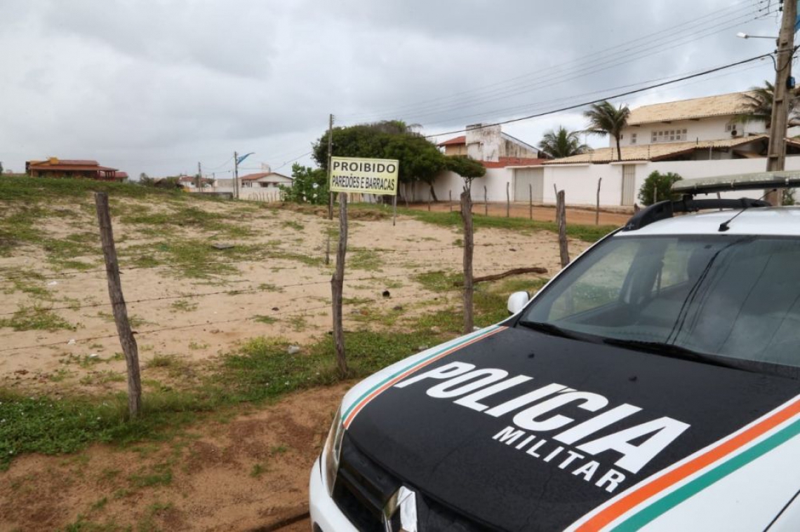 Pol&iacute;cia faz fiscaliza&ccedil;&atilde;o na Praia do Pres&iacute;dio, em Aquiraz 