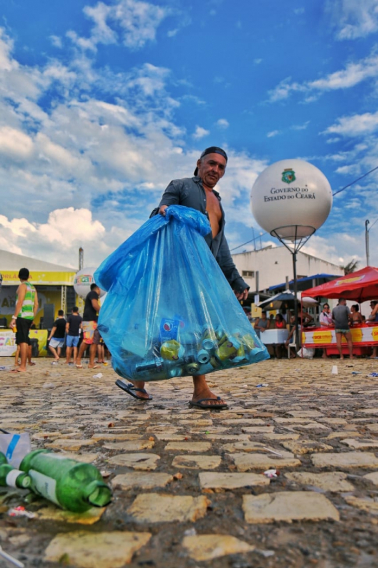 Catadores recolhem lixo deixado por foliões em Majorlândia, Aracati (Foto: Aurélio Alves/O POVO)