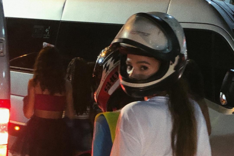 Bruna Marquezine deixa folia em Salvador de mototáxi. (Foto: Reprodução/Instagram)