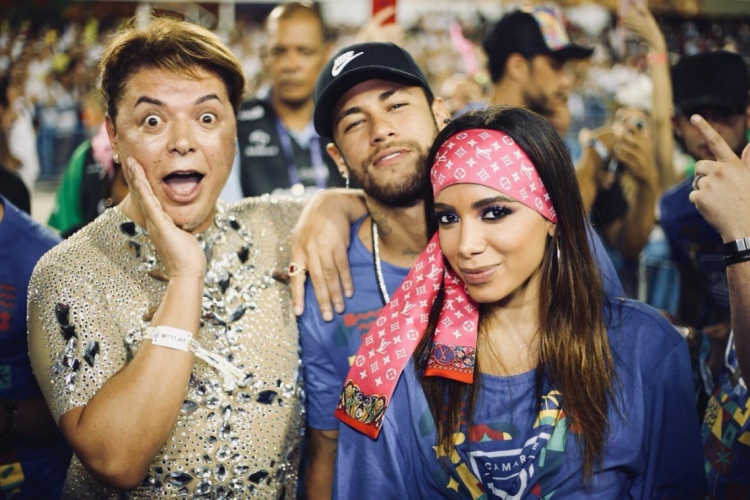 Na esquerda David Brasil, Neymar e Anitta, durante os desfiles das escolas de samba do Rio de Janeiro. (Foto: Camarote Rio Divulgação)(foto: (Foto: Camarote Rio Divulgação))