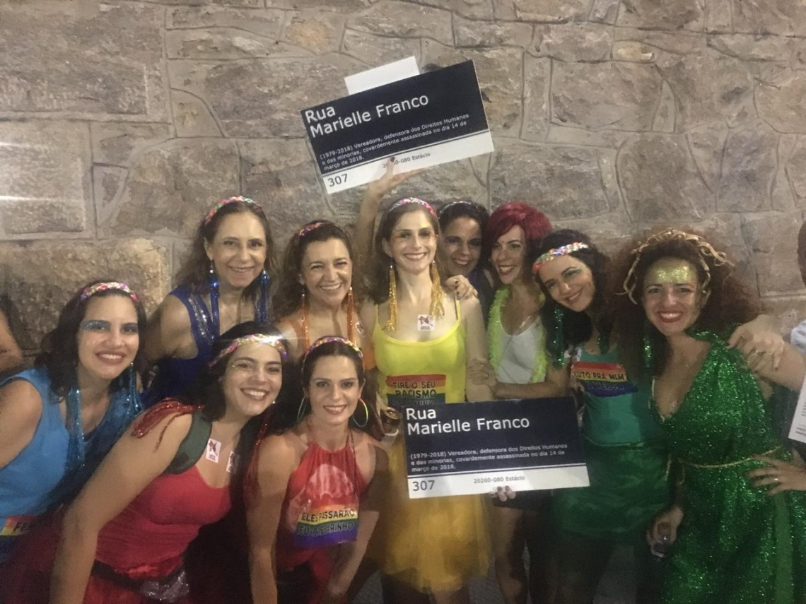 Isabel (de amarelo) e parte do grupo que produziu e levou para o Carnaval de Fortaleza as placas da Rua Marielle Franco