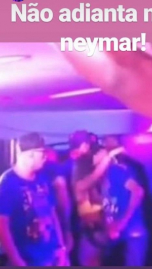 Neymar e Anitta se beijam em camarote. (Foto: Reprodução/Instagram) Neymar e Anitta se beijam em camarote. (Foto: Reprodução/Instagram)