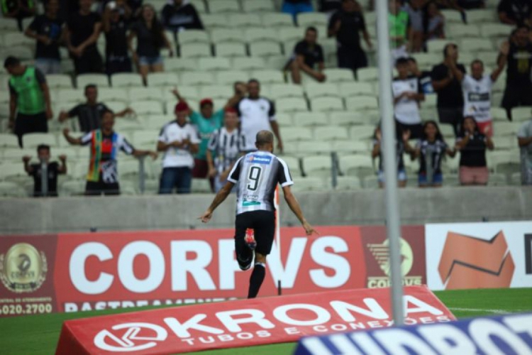 Roger marcou o gol do Ceará na partida (Foto: Aurélio Alves/O POVO)