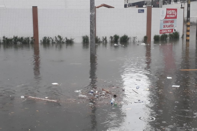 Lixo acumulado boia na água da chuva na avenida Heráclito Graça (Foto: Leonardo Maia/Especial para O POVO)