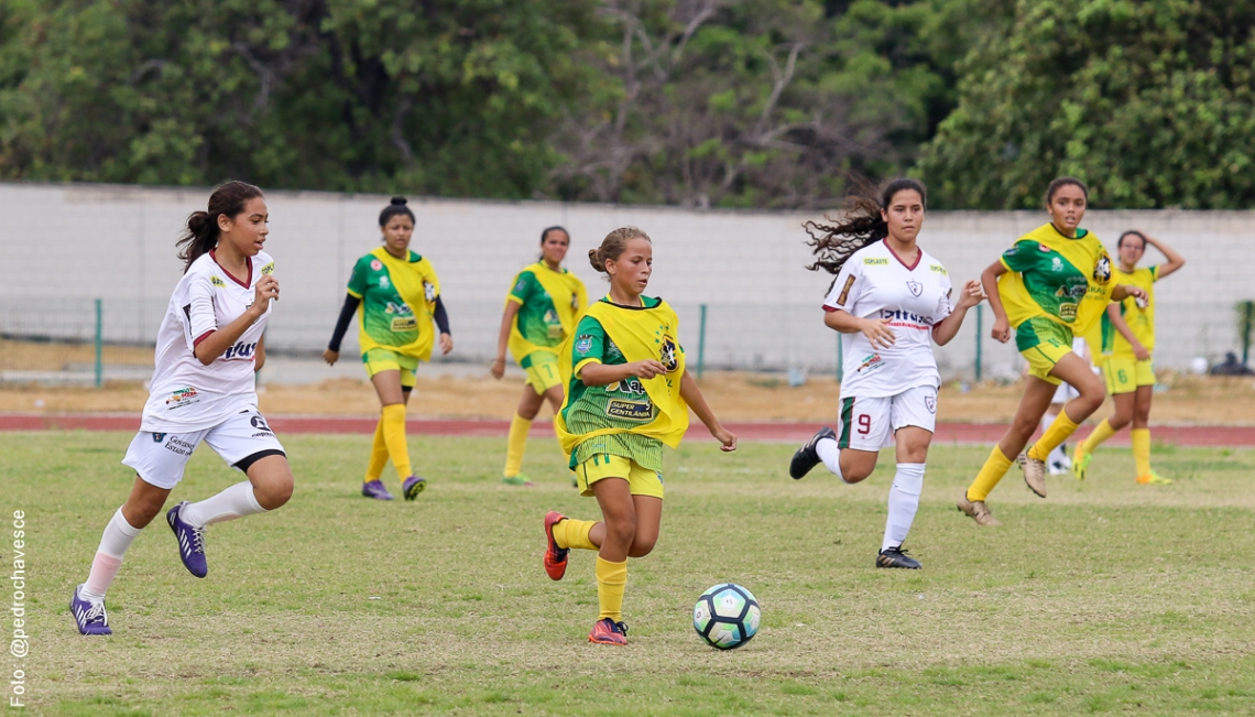 Disputa de partida no CBF Social de Futebol Feminino, em Fortaleza, no ano passado