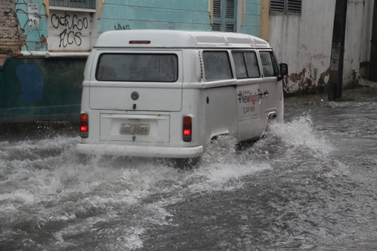 ￼Rua Boris, na Praia de Iracema, foi um dos pontos de acúmulo de água em Fortaleza