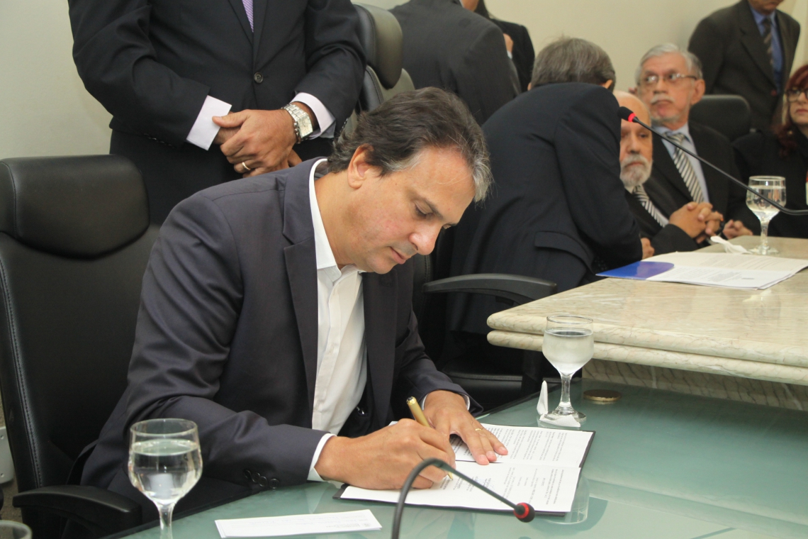 ￼GOVERNADOR Camilo Santana assinou 
ontem acordo com professores (Foto: MAURI MELO)