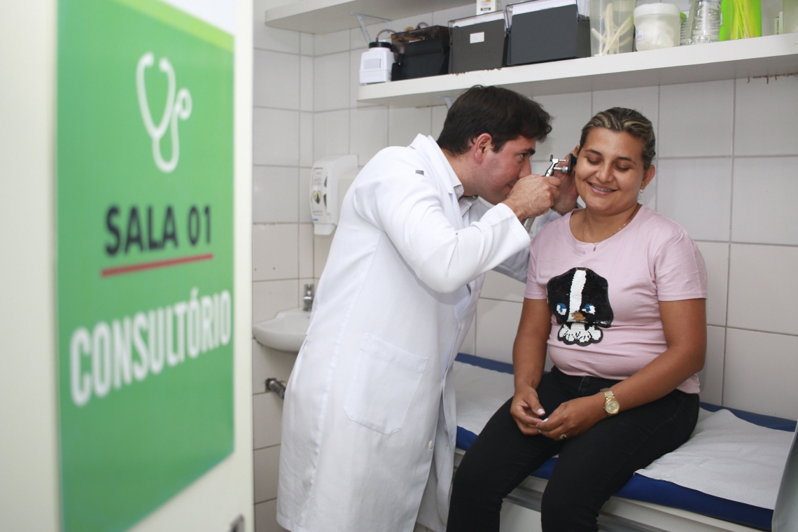 ￼A PROFESSORA Meyriene Castro e Gustavo 
Mesquita Landim, médico da clínica Santa Clara (Foto: Tatiana Fortes)