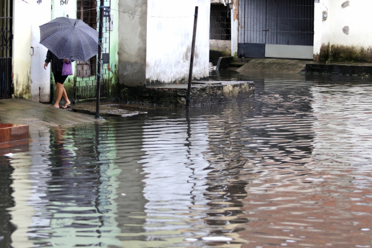 FORTALEZA, CE, BRASIL, 09.03.2019: Trecho alagado na Rua Capitão Olavo, Aeroilandia. Manhã de chuva.  (Fotos: Fábio Lima/O POVO)
