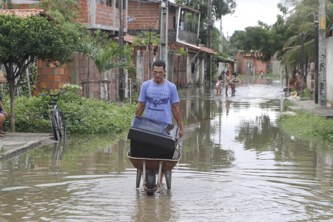 ￼MORADORES do Conjunto Palmeiras saiam de suas casas ontem, sem apoio da Defesa Civil(Foto: Evilázio Bezerra)