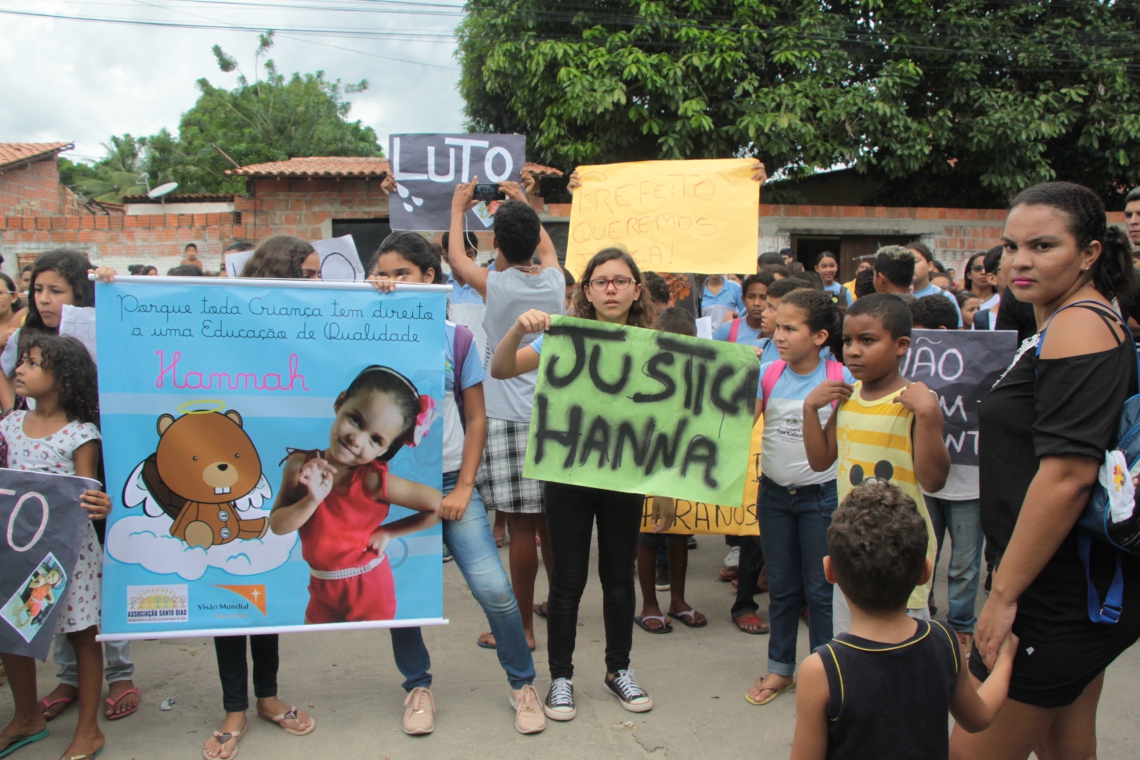 Manifestação em frente a escola após a morte da criança Hanna Evelyn; Vistorias nas escolas passaram a ser prioridade após tragédia (Foto: MAURI MELO)