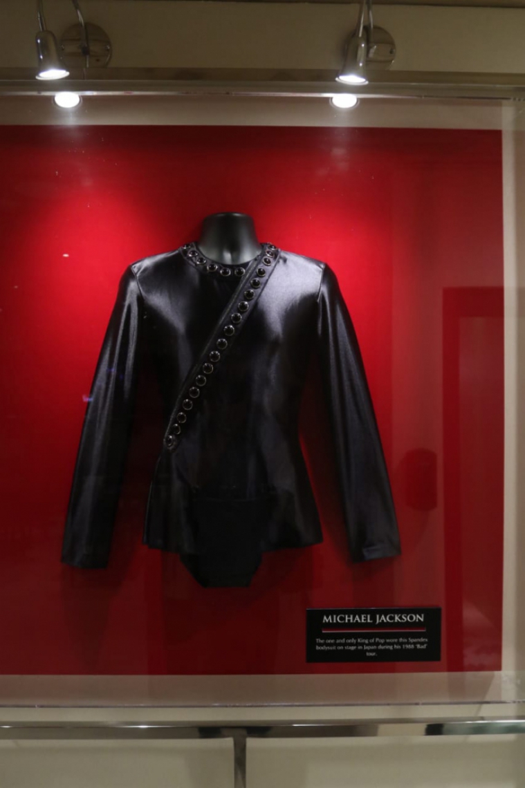 Bodysuit de Michael Jackson usado no Japão nos anos 1980 (Foto: Mateus Dantas/O POVO)