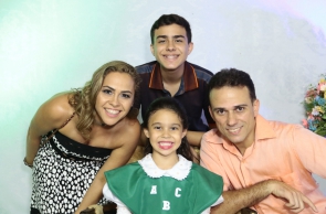 Michelline e Rafael Gondim com os filhos Samuel e Sara: diálogo em casa