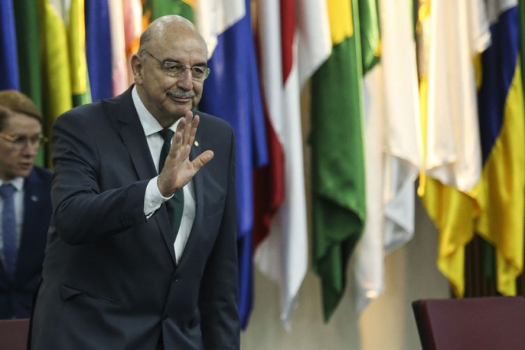 Novo ministro da Cidadania e Ação Social, Osmar Terra, durante solenidade de transmissão de cargo. (Foto: José Cruz/Agência Brasil)