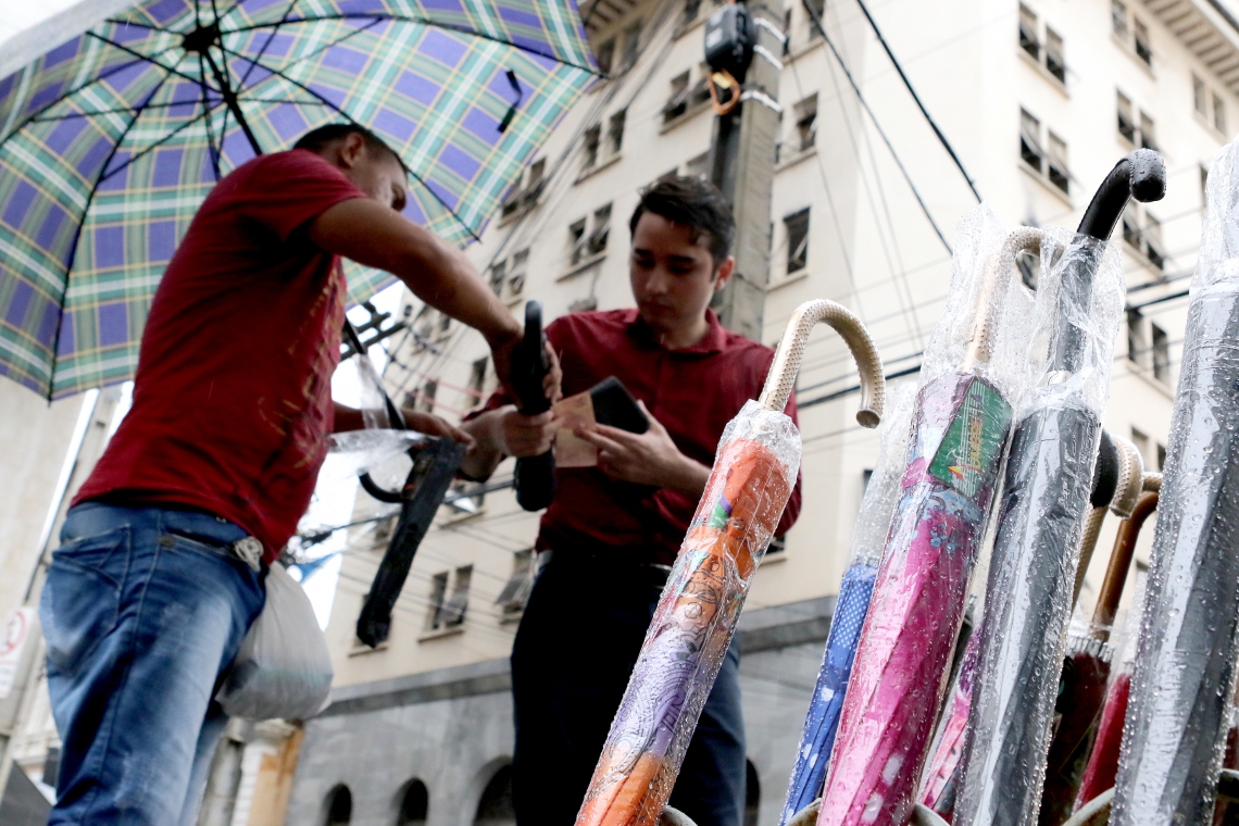 Venda de guarda-chuvas na rua Major Facundo.