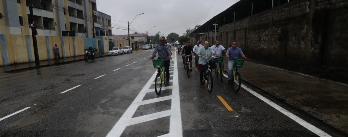 ￼PREFEITO Roberto Cláudio (no centro) percorreu ciclofaixa da rua Antonio Bandeira na inauguração do binário (Foto: Gustavo Simão/ Especial para O POVO)