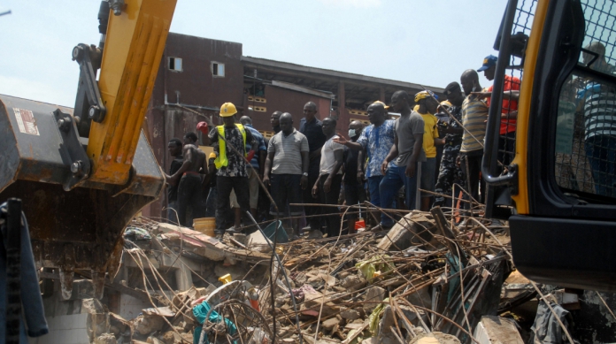 Trabalhos de resgate na escola que desabou na Nigéria
