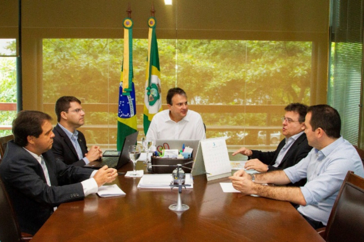 Camilo (ao centro), recebeu Robinson de Castro e Marcelo Paz (à direita)