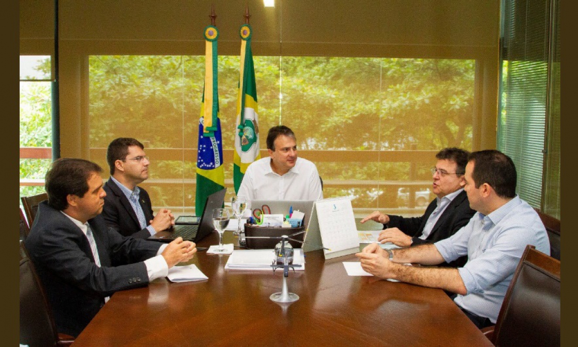 Camilo (ao centro), recebeu Robinson de Castro e Marcelo Paz (à direita) (Foto: Carlos Gibaja/Gov.CE)