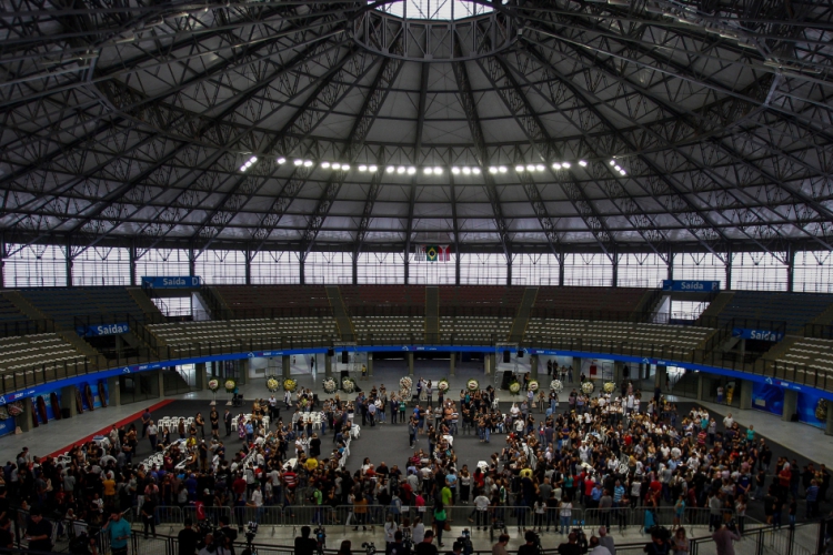 O velório acontece em ginásio da cidade de Suzano