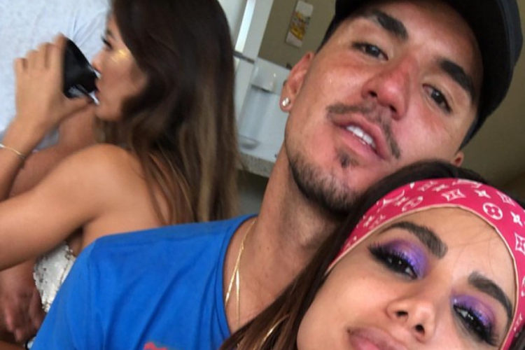 Anitta e Gabriel Medina foram vistos trocando carícias em restaurante. (Foto: Reprodução/Instagram)