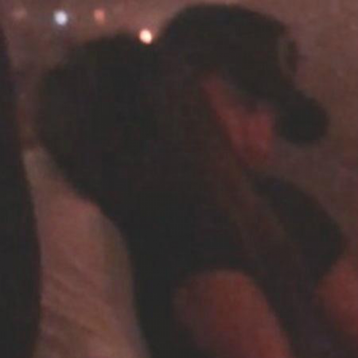 Anitta e Medina trocam car&iacute;cias em jantar. 