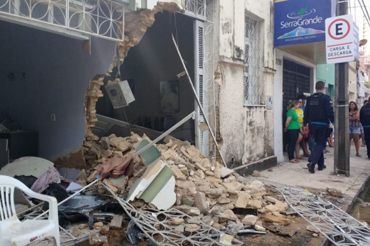 Motorista ficou preso às ferragens do veículo, bastante ferido. (Foto: Izadora de Paula/Especial para O POVO)