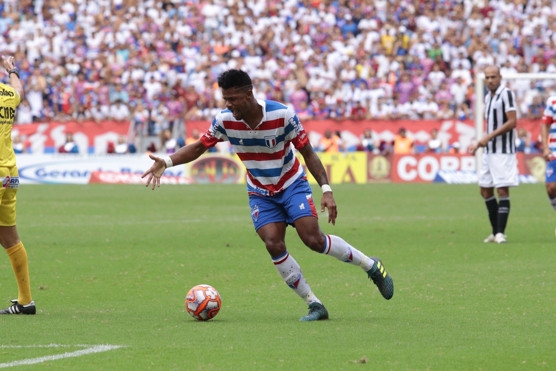 Apesar de já ter marcado oito gols em 11 partidas, Júnior Santos desperdiçou várias chances contra o Ceará
 (Foto: JÚLIO CAESAR)